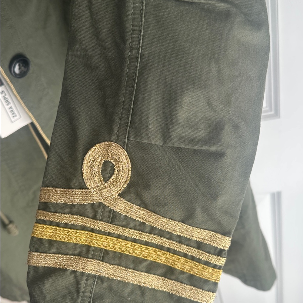 Zara SRPLS Khaki Green Coat with Gold Details
Zara SRPLS Summer 2020 Collection - Picture 13 of 14